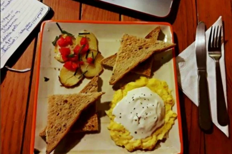 10 Cafes in Karachi Loved by Students